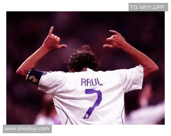 动漫足球球星背影定格瞬间展现激情与奋斗的力量